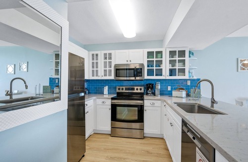 Destin Condo | BEACHFRONT - 250+ 5 star reviews - Remodeled - Tiki Bar - 3 Pools - 2 Hot Tubs