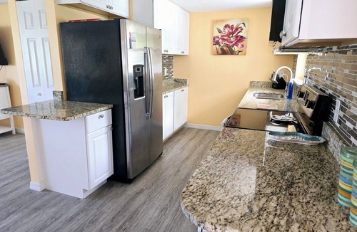 South Venice House | Beautiful heated pool & spa home, walk to Shamrock Park and close to beaches.