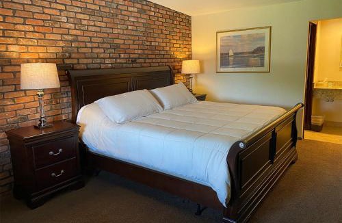 Centerport Hotel | Chalet Inn & Suites