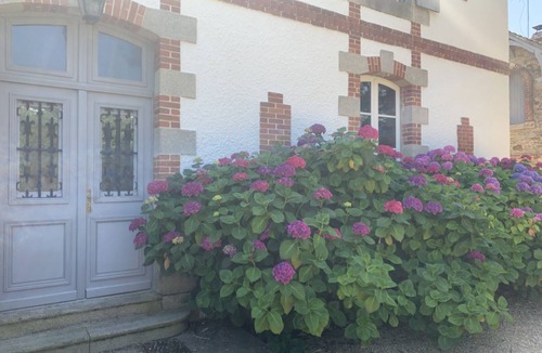 Vannes Villa | Character and spaces, large heated swimming pool. Jacuzzi. a little paradise.