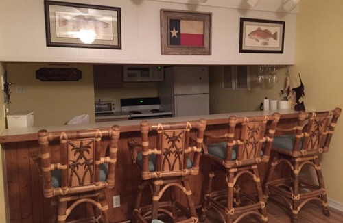 Port Aransas Condo | Charmimg Port Aransas Condo 2BR 2BTH overlooking the pool and tropical grounds