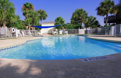 Port Aransas Condo | Charmimg Port Aransas Condo 2BR 2BTH overlooking the pool and tropical grounds