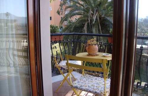 Meta Apartment | CHARMING APARTMENT WITH TERRACE EQUIPPED A FEW MILES FROM SORRENTO