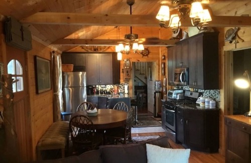 Henderson Cottage | Charming Lakefront Cottage in 1000 Islands region 2 Bedrooms, 1 Loft, Wi Fi & AC