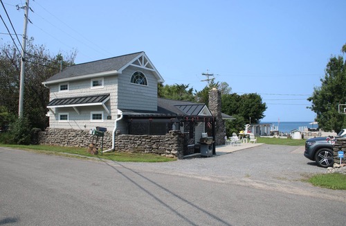 Henderson Cottage | Charming Lakefront Cottage in 1000 Islands region 2 Bedrooms, 1 Loft, Wi Fi & AC
