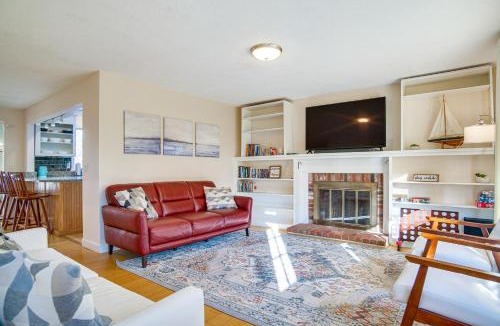 South Chatham House | Chatham Home with Spacious Deck 2 Mi to Beaches!