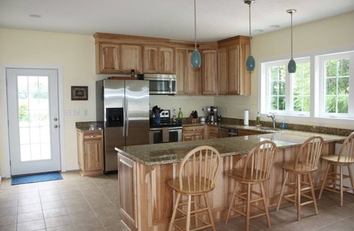 Foster Cottage | Chesapeake Bay Waterfront Cottage Pool, Pier, Kayaks, Wifi 2 Bd/2 Ba, Mini Golf