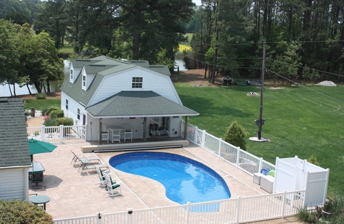 Foster Cottage | Chesapeake Bay Waterfront Cottage Pool, Pier, Kayaks, Wifi 2 Bd/2 Ba, Mini Golf