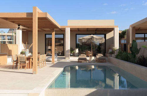 Karteros Villa | Cicada Zoe Suite, Elegant Beach Living