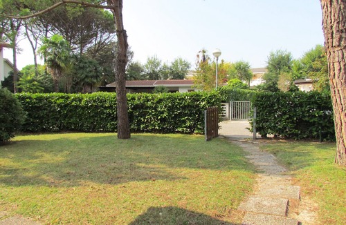 Bibione Pineda Villa | Comfortable villa with fenced garden
