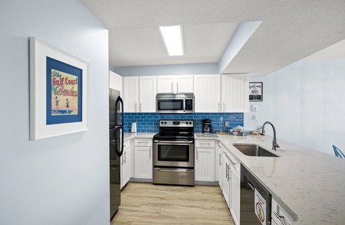 Destin Condo | CONDO IS ON THE BEACH! n 200+ 5-star reviews - Tiki Bar - 3 Pools - 2 Hot Tubs