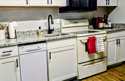 Tallahassee Condo | Cozy 1/1 Walking distance to Doak Campbell Stadium and campus