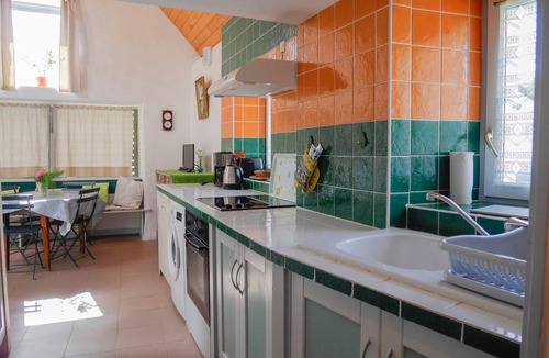Locmaria House | Cozy 2-Bedroom Cottage in Locmaria, 800m from Beach with Garden and BBQ