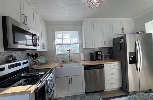 Rock Harbor House | Cozy 2-bedroom house in Key Largo- Steps from the Boat Ramp!