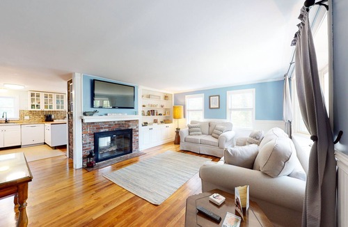 Hyannis House | Cozy Cape home, Wifi, outdoor shower and deck - minutes to beach