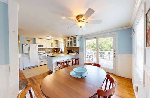 Hyannis House | Cozy Cape home, Wifi, outdoor shower and deck - minutes to beach
