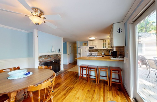 Hyannis House | Cozy Cape home, Wifi, outdoor shower and deck - minutes to beach