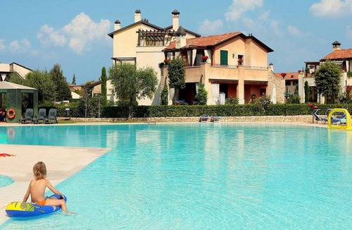 San Benedetto di Lugana Apartment | Cozy Garden Flat by Lake