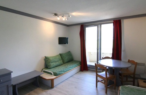 Bergers Apartment | Cozy Studio in L'Alpe d'Huez, Sleeps 3, Near Slopes & Shops, Pool & Sauna Access, Pet-Friendly