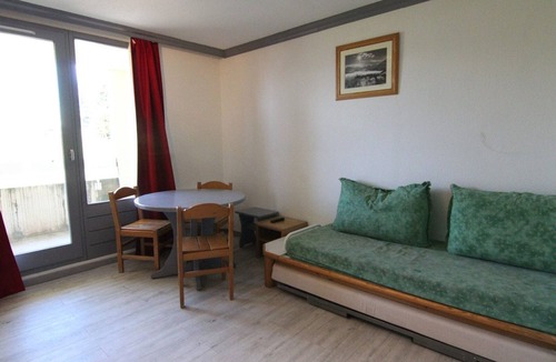 Bergers Apartment | Cozy Studio in L'Alpe d'Huez, Sleeps 3, Near Slopes & Shops, Pool & Sauna Access, Pet-Friendly