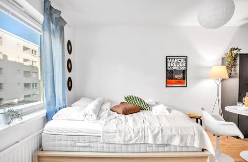 Punavuori Apartment | Design District w King Bed, Netflix, tram and bus nearby