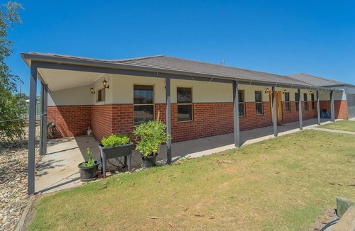 Maiden Gully House | Designer Home with Spa Bathtub and BBQ