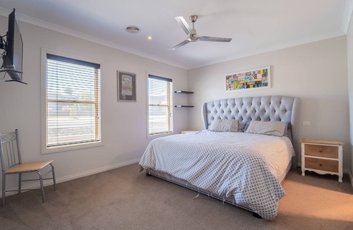 Maiden Gully House | Designer Home with Spa Bathtub and BBQ