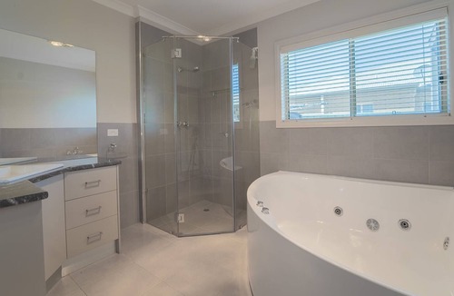 Maiden Gully House | Designer Home with Spa Bathtub and BBQ