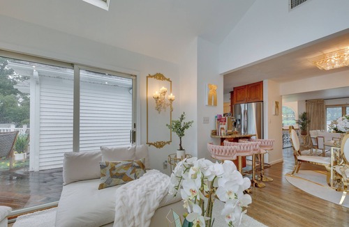 Lake Grove Cottage | 'dreams of Paradise' Luxury Home w/Pool!