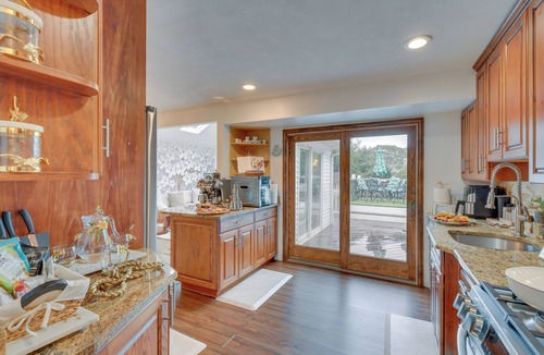 Lake Grove Cottage | 'dreams of Paradise' Luxury Home w/Pool!