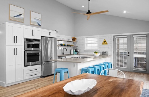 Port Aransas House | Easy walk to the beach, double deck w/ocean view! Sleeps 10 in 8 separate beds!