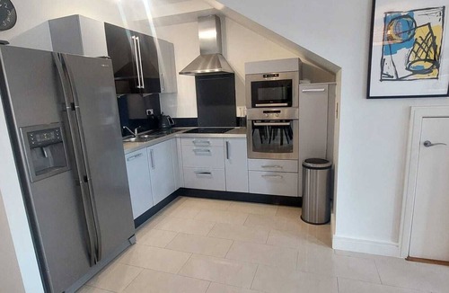 Shankill Apartment | Elegantly Refurbed 2BD in Shankill - 3km from Bray