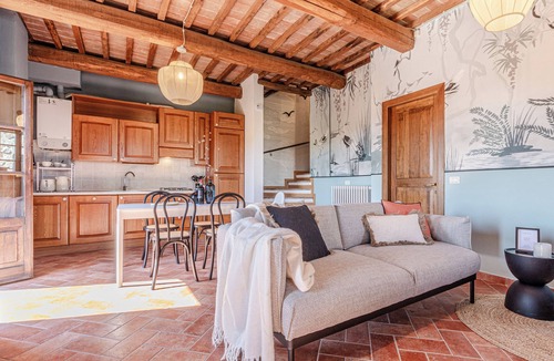Asciano Apartment | Family Breeze-Palazzo Monaci, views and pool in the Tuscan hills