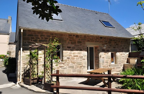 Plogonnec House | Gite 1 - Lopéau holiday homes with pool and spa