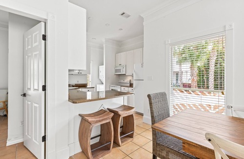 Treetop House | Great for large families/5 br house close to tram/walkable to Rosemary & Alys!
