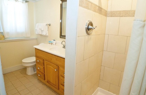 Savannah Beach Cottage | Ground-Floor Suite w/Full Kitchen & Free WiFi - Near Dining & Shops