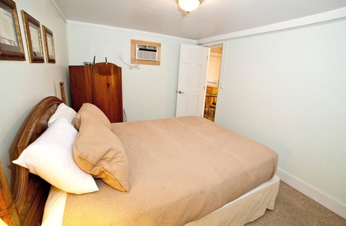 Savannah Beach Cottage | Ground-Floor Suite w/Full Kitchen & Free WiFi - Near Dining & Shops