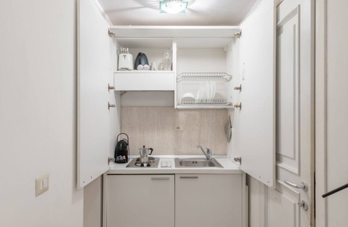 Rione II Trevi Apartment | GuestHost - Basic Studio - 350 m far from Fontana di Trevi