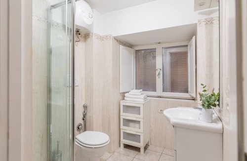Rione II Trevi Apartment | GuestHost - Basic Studio - 350 m far from Fontana di Trevi