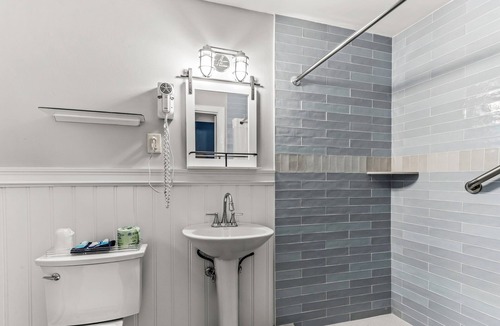 South Harwich Hotel | Handkerchief Shoals Inn