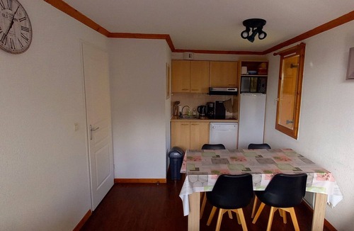 Besse-et-Saint-Anastaise Apartment | Holiday Apartment 'Le Maevan' with Mountain View, Shared Pool & Wi-Fi