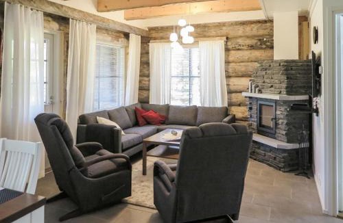 Akaslompolo House | Holiday Home Maahisenrinne 3 f 25 by Interhome