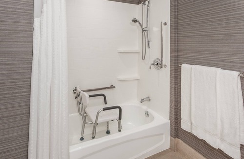 Riverhead Hotel | Holiday Inn Express Hotel & Suites Long Island-East End by IHG