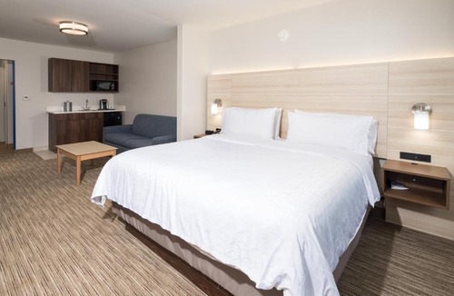 Portage Hotel | Holiday Inn Express & Suites - Portage by IHG
