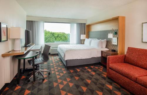 Central Newport News Hotel | Holiday Inn Newport News - Hampton by IHG