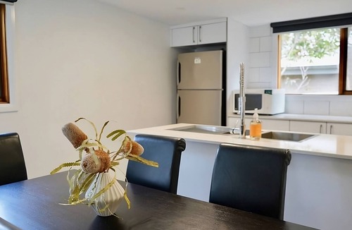 Bendigo House | Honeysuckle St Cottage. Central Location. Sleeps 8