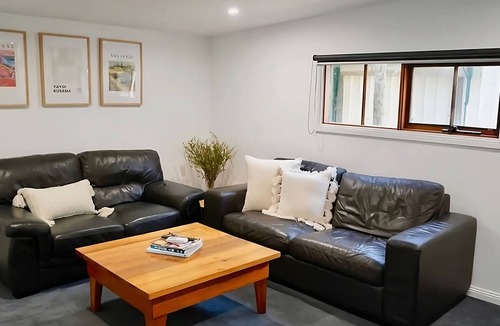 Bendigo House | Honeysuckle St Cottage. Central Location. Sleeps 8