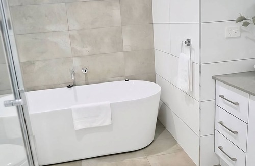 Bendigo House | Honeysuckle St Cottage. Central Location. Sleeps 8