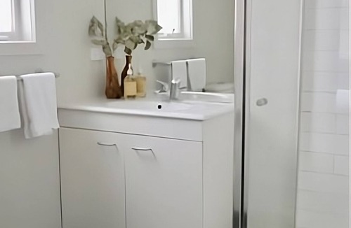 Bendigo House | Honeysuckle St Cottage. Central Location. Sleeps 8