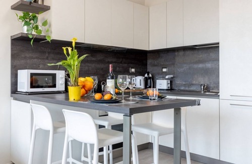 Calambrone House | GuestHost - Modern studio apartment of about 40 sqm, located on the 2nd floor of a renovated building (with elevator), for 3 people and equipped with a shared swimming pool and free private parking space.The property is located in Calambrone, just 400 me